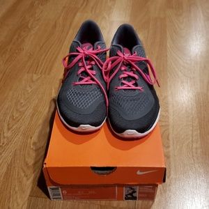 Nike Flex Traier 6 Athletic Shoes